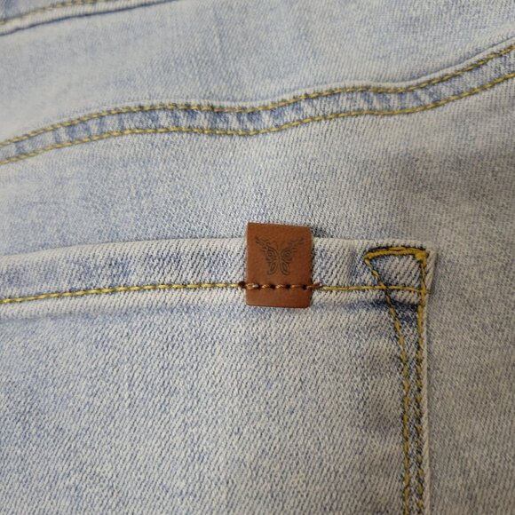 Plus Size Light Wash Flared Jeans With Floral Embroidery & Pockets 20W - Picture 6 of 11